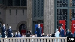 Presiden Turki Recep Tayyip Erdogan memberikan pidato setelah salat Jumat saat peresmian masjid berkapasitas 4000 di alun-alun Taksim yang ikonik di Istanbul pada 28 Mei 2021. (Foto: AFP)