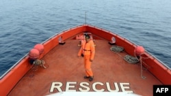 Seorang anggota SAR saat mencari korban kecelakaan laut di Kolaka, Sulawesi Tenggara, 22 Desember 2015. (Foto: Ilustrasi/AFP)