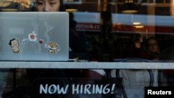 지난달 11일 미국 매사추세츠주 캠브리지의 한 카페에 구인 안내가 적혀있다.