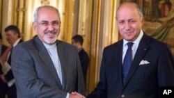 Menteri Luar Negeri Perancis Laurent Fabius (kanan) bersama mitranya dari Iran Jawad Zarif di Paris (5/11). (AP/Benjamin Girette)