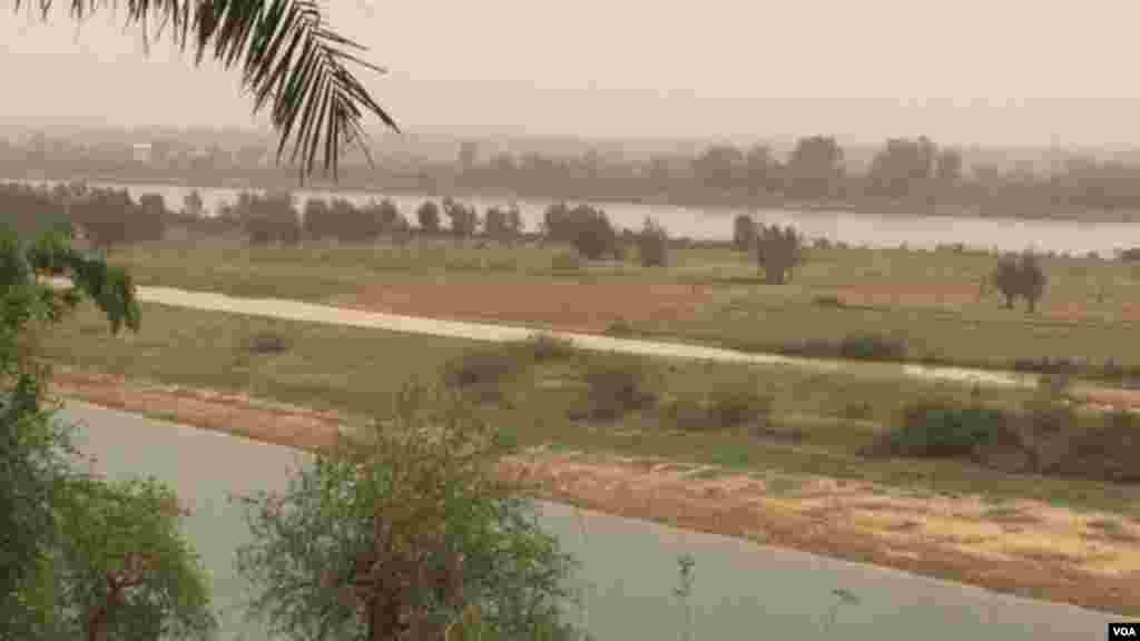 Le fleuve Niger à Niamey, Niger.