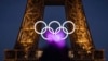 ARCHIVO - Los anillos olímpicos se ven en la Torre Eiffel el 7 de junio de 2024 en París.