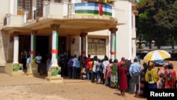 Des électeurs en file devant l'Hôtel de ville de Bangui, 30 décembre 2015.