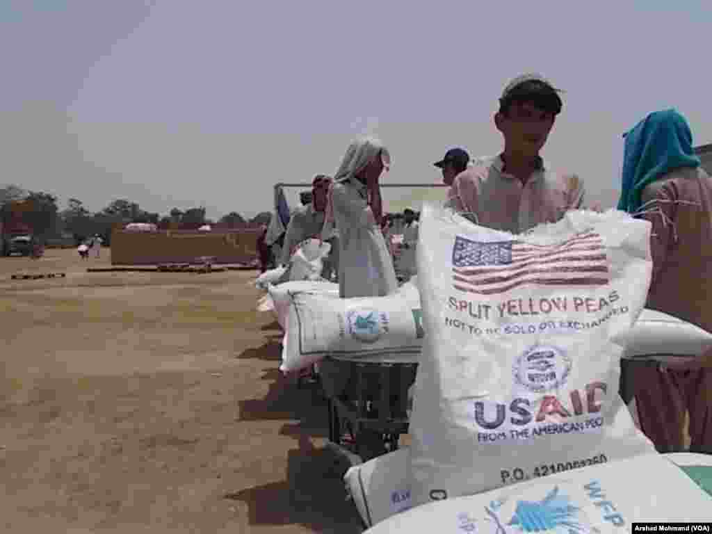 NWA IDPs during Food Distribution 01