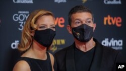 La presentadora María Casado, izquierda, y el actor Antonio Banderas posan para los fotógrafos al llegar a la alfombra roja antes de la Gala número 35 de los Premios Goya, en Málaga, España. Sábado 6 de marzo de 2021.