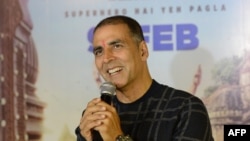 Aktor Akshay Kumar menjawab pertanyaan media dalam acara promosi film 'Pad Man' di Ahmedabad, 5 Februari 2018.