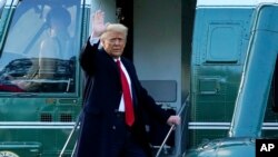 미국 새 대통령 취임식이 열린 지난달 20일 도널드 트럼프 대통령이 백악관을 떠나기 위해 전용헬기에 탑승하며 손을 들어보이고 있다.