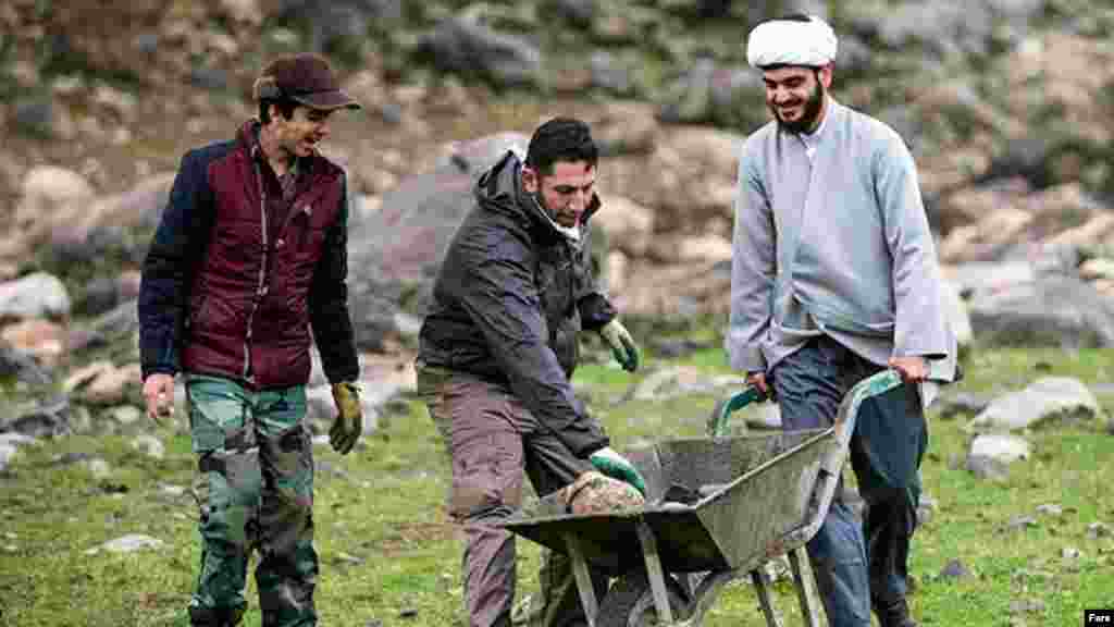 خبرگزاری فارس با انتشار این عکس نوشته روحانیون و جمعی از نیروهای بسیجی به عنوان &quot;اردوی جهادی منتظران خورشید&quot; برای کمک به مردم محروم، به &quot;فداله عمران&quot;، منطقه&zwnj; ای در استان خوزستان و حومه شهرستان دزفول رفته اند. عکس: سهیل صحرانورد، فارس