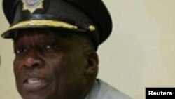 Zimbabwe's Police Commissioner General Augustine Chihuri (R) addresses a media conference in the capital Harare, June 23, 2008. Chihuri denied that opposition leader Morgan Tsvangirai was in danger. Tsvangirai has taken refuge in the Dutch embassy after p