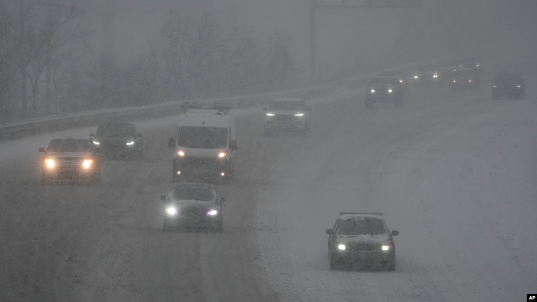 Vozila autoputu u nedjelju, 5. januara 2025., u Cincinnatiju (Foto: AP/Joshua A. Bickel)