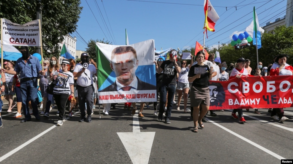 9月5日，人们走上俄罗斯远东城市哈巴洛夫斯克街头表示支持被拘留的州长富加尔。