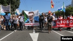 Para pengunjuk rasa demo anti-Kremlin dan mendukung mantan gubernur Sergei Furgal, yang ditangkap dengan tuduhan pembunuhan, di Kota Khabarovsk, Rusia, 5 September 2020.