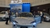 Warga mengunjungi stan produsen mobil listrik China, BYD, dalam pameran di Surabaya pada 29 Mei 2024.