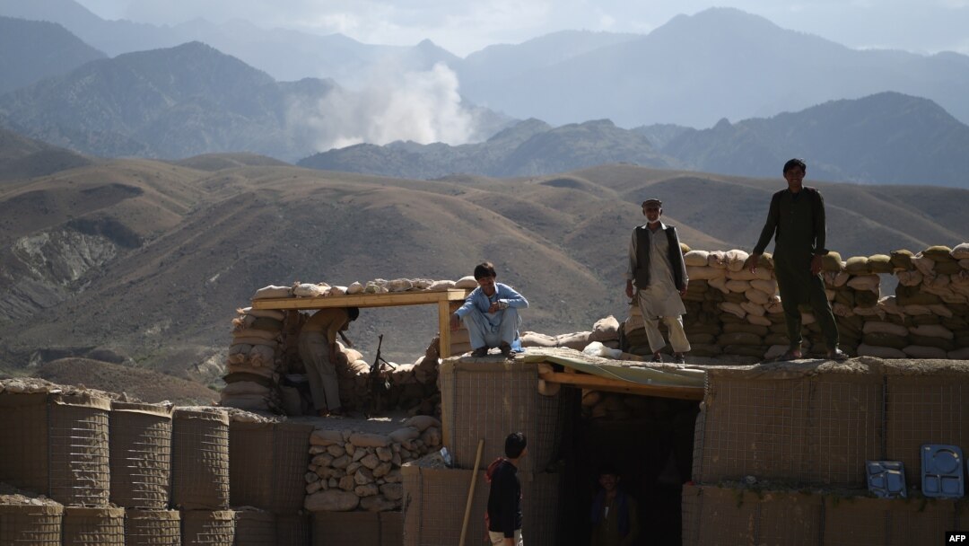 Uzoqdan AQSh havo hujumlarini kuzatayotgan afg'onlar, Nangarhor viloyati, 7-iyul, 2018