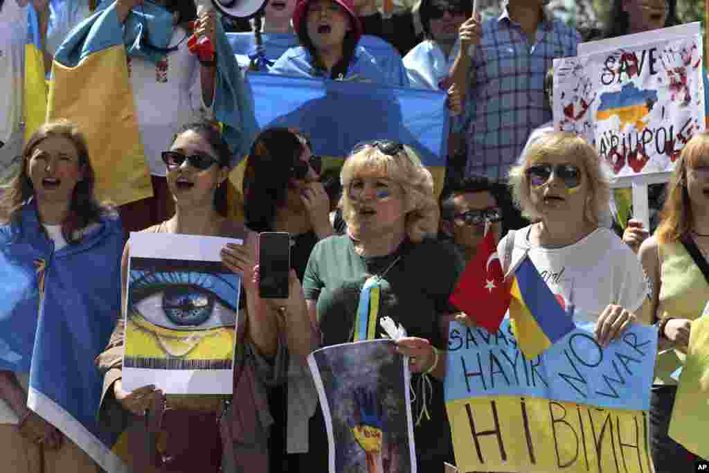 Ucranianos, turcos, y tártaros de Crimea protestan contra la guerra de Rusia en Ucrania en Ankara, Turquía, el 21 de mayo de 2022.&nbsp;