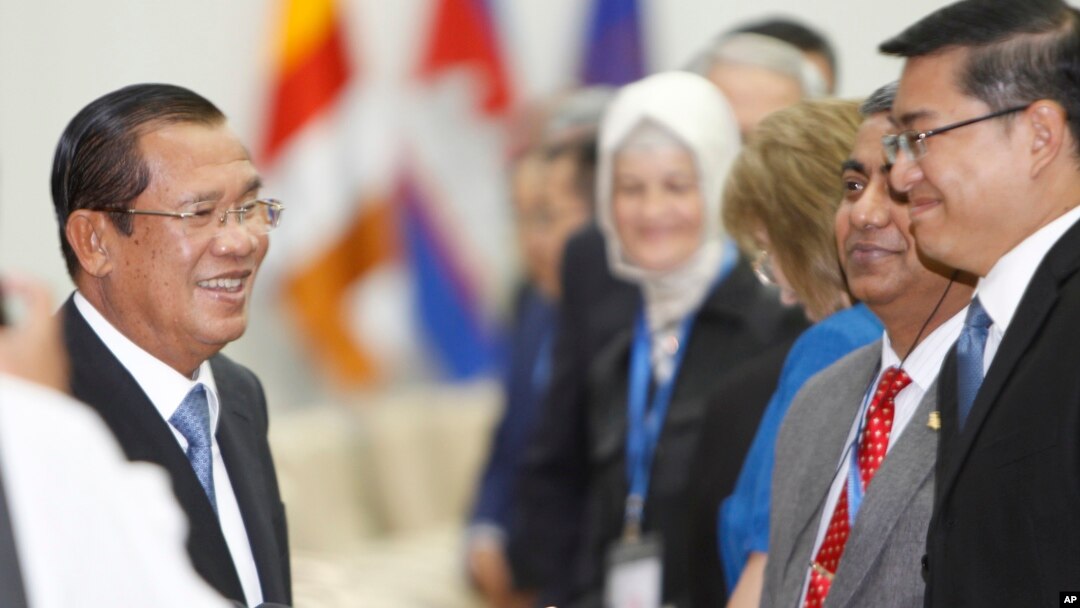 PM Kamboja Hun Sen (kiri) tersenyum saat menyalami para pengamat internasional sehari menjelang pelaksanaan pemilu di Phnom Penh, Kamboja (28/7). 