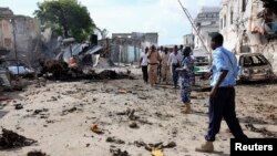 Polisi Somalia memeriksa lokasi kejadian ledakan bom mematikan di Mogadishu (14/4). 