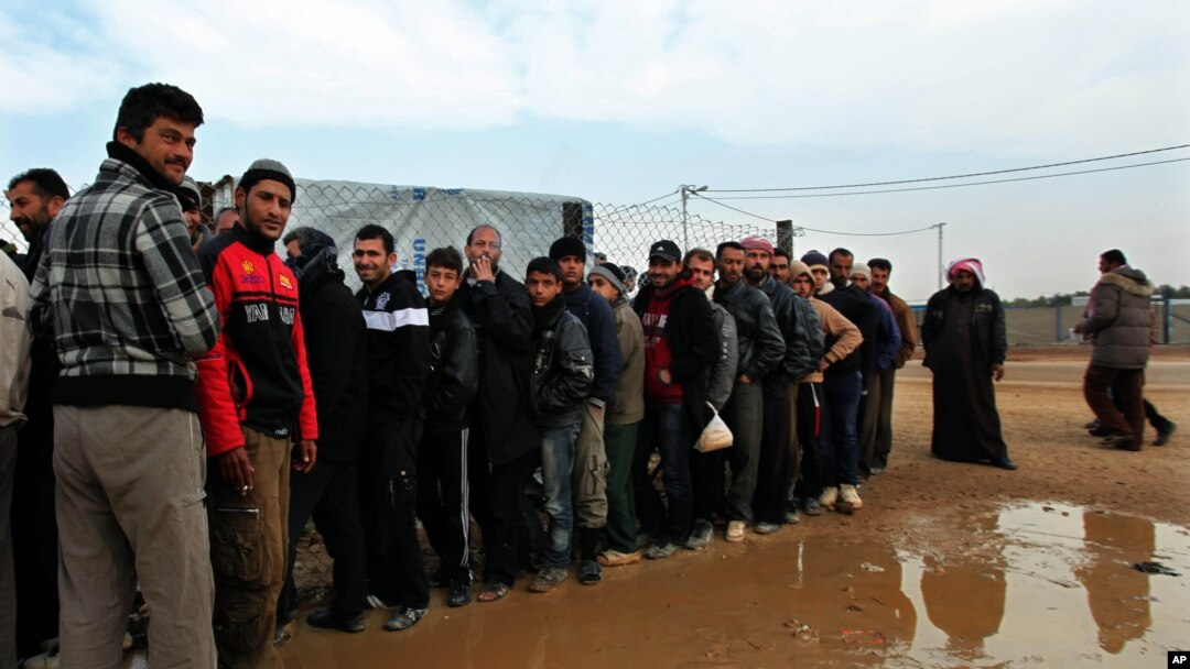 Para pengungsi Suriah di kamp Zaatari, Yordania antri menunggu pembagian kasur, selimut dan keperluan lainnya (28/1). 