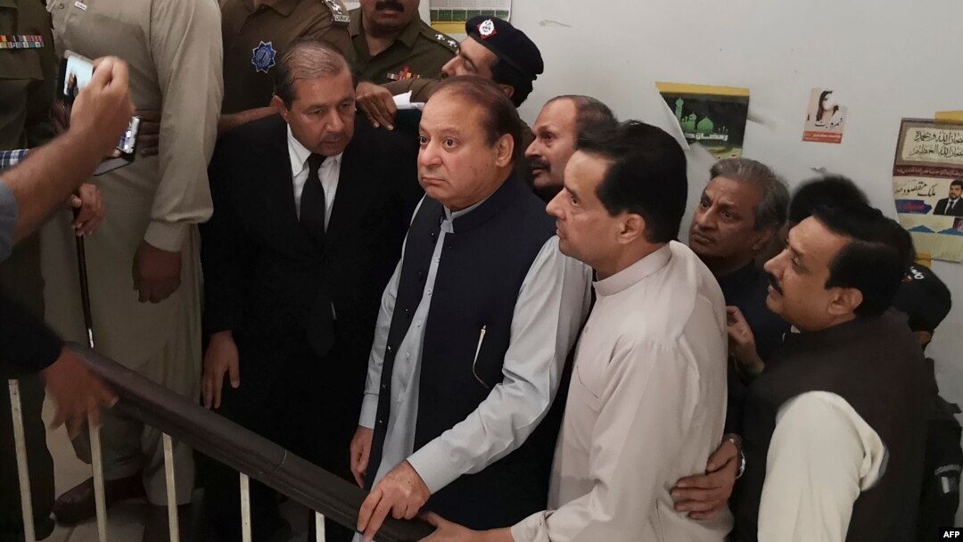 شہباز شریف نے درخواست میں استدعا کی کہ العزیزیہ ریفرنس میں سزا کے خلاف اپیل پر فیصلہ ہونے تک نواز شریف کو ضمانت پر رہا کیا جائے۔ (فائل فوٹو)