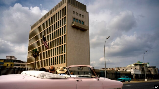2019年3月18日游客乘坐老式汽车经过美国驻古巴哈瓦那大使馆