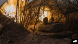 资料照片: 2024年2月16日乌克兰“康乃馨”榴弹炮向乌克兰顿涅茨克地区前线的俄罗斯阵地开火