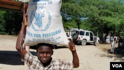 Un niño haitiano transporta alimentos de la ayuda internacional. Haití es el peor país de Latinoamérica en niveles de corrupción.