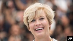 ARCHIVO - La actriz Emma Thompson posa para la prensa durante la presentación del filme "The Meyerowitz Stories" durante la edición #70 del Festival Internacional de Cine, en Cannes, Francia. 21-5-17.