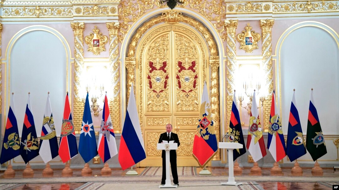 Presiden Rusia Vladimir Putin berpidato menjelang pertemuan dengan para pejabat militer dan penegak hukum di Kremlin, Moskow, Rusia, 25 Oktober 2018.