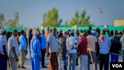 Watu wakiwa kwenye foleni ili kupiga kura Somaliland.