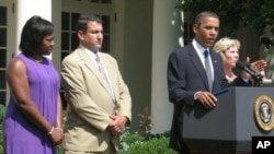 President Obama makes a statement to the press in the White House Rose Garden, beside him are unemployed workers Denise Gibson, Jim Chukalas, and Leslie Macko, 19 July 2010