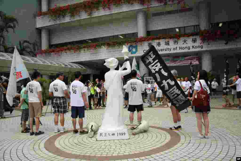 港人悼念胡耀邦与方励之 决心平反六四