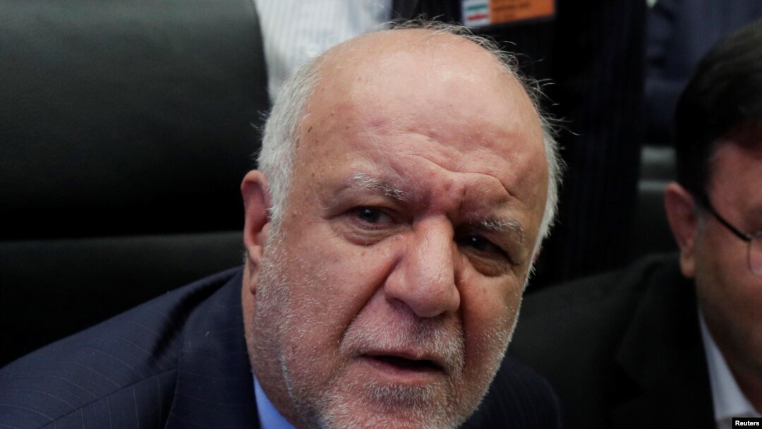 Menteri Perminyakan Iran Bijan Zanganeh berbicara kepada para wartawan di awal pertemuan OPEC di Wina, Austria, 22 Juni 2018. (Foto: REUTERS/Heinz-Peter Bader)