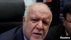 Menteri Perminyakan Iran Bijan Zanganeh berbicara kepada para wartawan di awal pertemuan OPEC di Wina, Austria, 22 Juni 2018. (Foto: REUTERS/Heinz-Peter Bader)