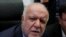 Menteri Perminyakan Iran Bijan Zanganeh berbicara kepada para wartawan di awal pertemuan OPEC di Wina, Austria, 22 Juni 2018. (Foto: REUTERS/Heinz-Peter Bader)