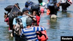 Migrantes que buscan refugio en EE. UU. atraviesan el río Grande desde Ciudad Acuña, México hacia Del Río, Texas, EE. UU., el 23 de septiembre de 2021.