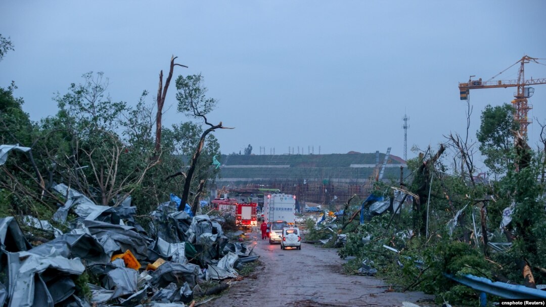 Puing-puing berserakan di pinggir jalan setelah tornado mengoyak distrik Caidian di Wuhan, Provinsi Hubei, China, 15 Mei 2021. (Foto: cnsphoto via REUTERS)