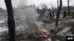 Des membres de l'Opération Delta Safe traversent une raffinerie de pétrole illégale détruite dans la région du delta du Niger, Nigeria, 19 avril 2017.