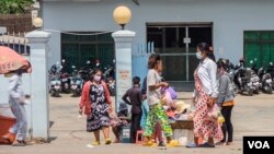 A factory on National Road 6 in Phnom Penh, Cambodia, gives priority on work leave to pregnant women , April 03, 2020. (Hean Socheata/VOA Khmer)