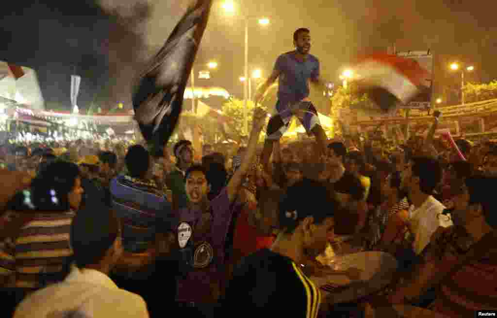 Para anggota Ultras, pendukung garis keras presiden Mesir terguling Mohamed Morsi, meneriakkan slogan-slogan dan melambaikan bendera di sekitar kampus Cairo University dan Nahdet Misr Square (2/8).