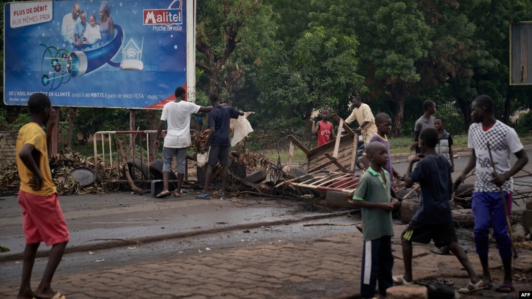 Para pengunjuk rasa memasang barikade di Jembatan Martyrs, di Bamako, Mali, 11 Juli 2020. 