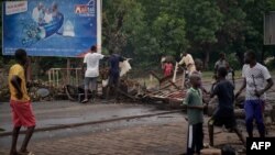 Para pengunjuk rasa memasang barikade di Jembatan Martyrs, di Bamako, Mali, 11 Juli 2020. 