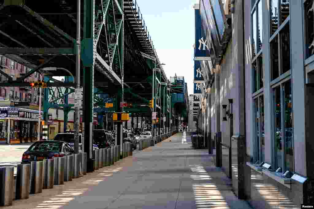 La siempre transitada Nueva York se quedó sin turistas y afanados trabajadores locales que recorrieran sus calles. Lugares como el estadio de los Yankees, Times Square, Wall Street, entre otros, quedaron desolados.