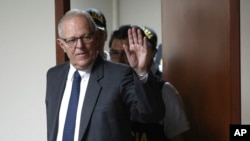 ARCHIVO - El expresidente de Perú Pedro Pablo Kuczynski a su llegada a una audiencia judicial en Lima, en abril de 2019.