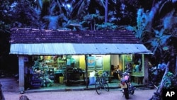 Sir Lankan village shop at dusk lit by solar panels - Nanotechnology could help make solar cells more accessible, efficient and affordable