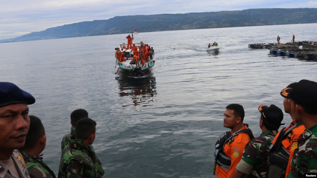 Tim SAR kembali ke Pelabuhan Tigaras setelah mengevakuasi seorang korban kecelakaan kapal feri di Danau Toba, Simalungun, Sumatra Utara, 20 Juni 2018