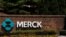 ARCHIVO - El logo de Merck en una puerta de entrada del complejo de Merck & Co, en Linden, Nueva Jersey.