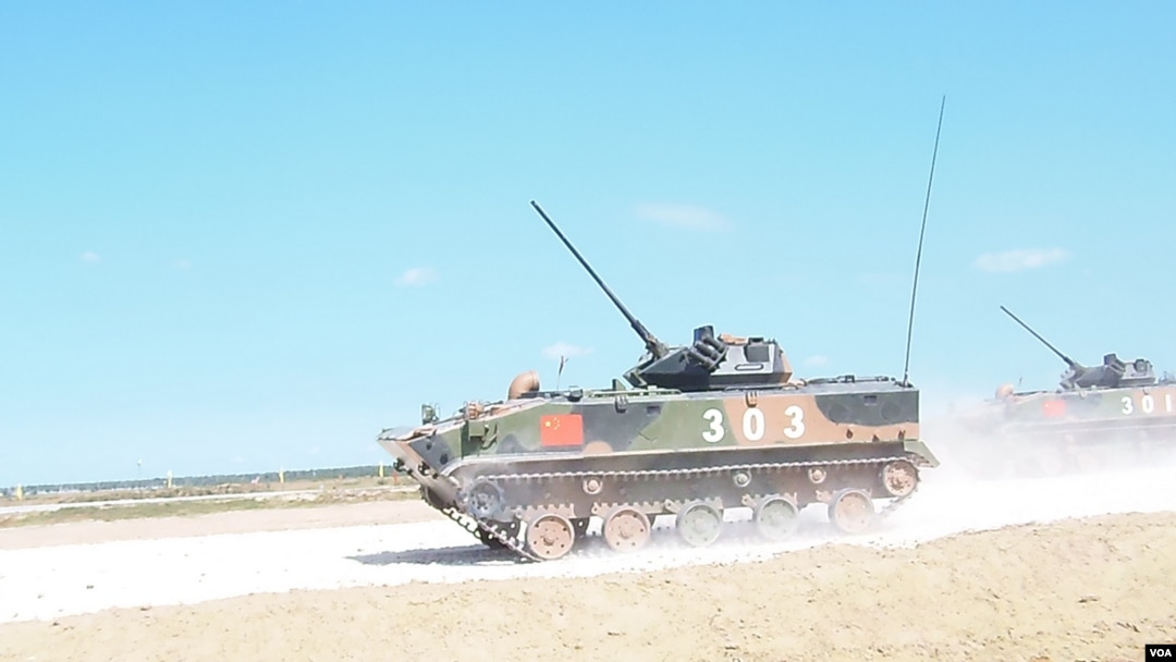中国空降部队装甲战车去年8月在俄罗斯梁赞州参加军事比赛。