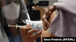 ARHIVA - Medicinska sestra daje vakcinu protiv Kovida 19 u Podgorici (Foto: RFE/RL/Savo Prelević)