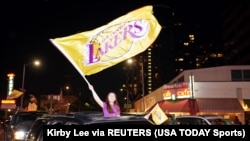 Les fans font la fête après la victoire des Lakers de Los Angeles en finale de la NBA 2020 contre les Miami Heat dans les rues autour du Staples Center. (Photo: Kirby Lee-USA TODAY Sports via Reuters)