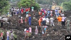 Rescuers search for survivors at the collapse of a garbage mound in Maputo, Mozambique, Feb. 19, 2018. 